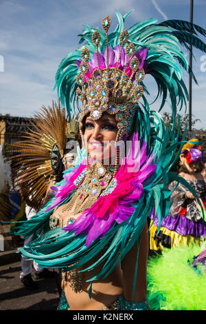 London, Großbritannien. 28. August 2017. London Schule der Samba. Notting Hill Karneval feiern und Parade am Feiertag Montag. Das festival attacts über 1 Stockfoto