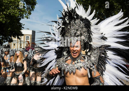 London, Großbritannien. 28. August 2017. London Schule der Samba. Notting Hill Karneval feiern und Parade am Feiertag Montag. Das festival attacts über 1 Stockfoto