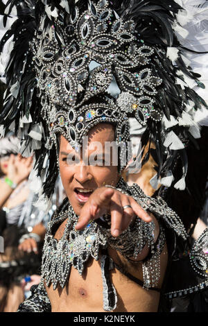 London, Großbritannien. 28. August 2017. London Schule der Samba. Notting Hill Karneval feiern und Parade am Feiertag Montag. Das festival attacts über 1 Stockfoto