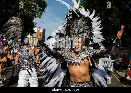 London, Großbritannien. 28. August 2017. London Schule der Samba. Notting Hill Karneval feiern und Parade am Feiertag Montag. Das festival attacts über 1 Stockfoto