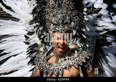 London, Großbritannien. 28. August 2017. London Schule der Samba. Notting Hill Karneval feiern und Parade am Feiertag Montag. Das festival attacts über 1 Stockfoto