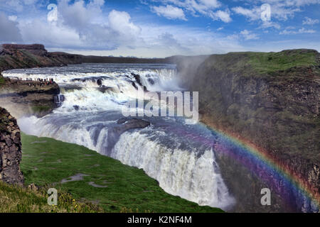 Obere ansicht der Gullfoss Wasserfall mit einem Regenbogen in Island. Stockfoto