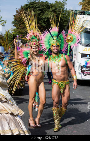 London, Großbritannien. 28. August 2017. London Schule der Samba. Notting Hill Karneval feiern und Parade am Feiertag Montag. Das festival attacts über 1 Stockfoto