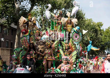 London, Großbritannien. 28. August 2017. Paraiso Schule von Samba. Notting Hill Karneval feiern und Parade am Feiertag Montag. Das festival attacts über 1 Stockfoto