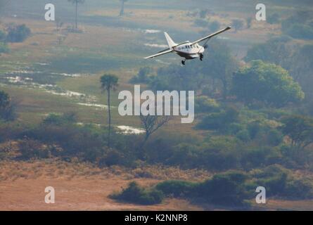 Ein leichtes Flugzeug tief über das Okavango Delta, Botswana Stockfoto