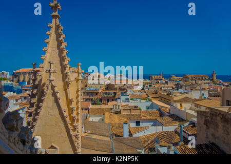 PALMA DE MALLORCA, SPANIEN - 18. AUGUST 2017: Wunderschöner Blick über die Dächer der Stadt Palma de Mallorca mit der Kathedrale Santa Maria in der Horizont in einem schönen blauen sonnigen Tag in Palma de Mallorca, Spanien Stockfoto