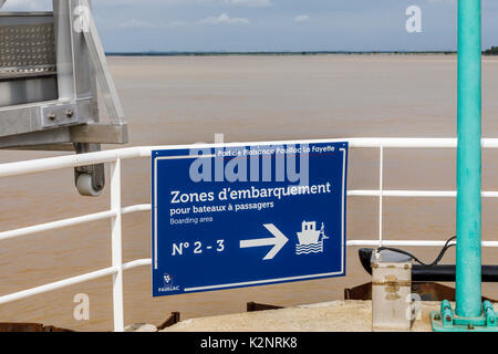 Hinweisschild für die Einschiffung der Passagiere, Marina in Pauillac, Gemeinde im Département Orne in Nouvelle-Aquitaine, südwestliche Frankreich Stockfoto