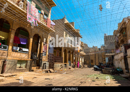 JAISALMER, Rajasthan, Indien - MÄRZ 08, 2016: Horizontale Bild von normalen Straßen mit lokalen Häuser in Jaisalmer, als goldene Stadt in Indien bekannt. Stockfoto