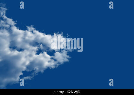 Eine helle weiße Wolke in klaren, hellen blauen Sommerhimmel Stockfoto