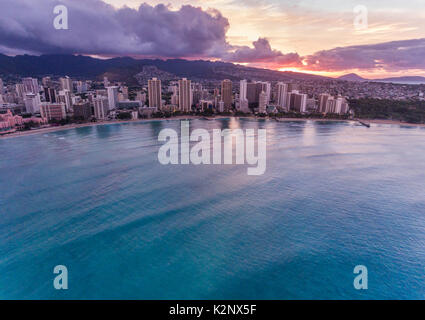 Luftaufnahme des Waikiki Skyline, Meer und Strand bei Sonnenaufgang Stockfoto