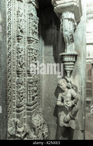 Vertikale Bild von Marmor Stein schnitzen an der Wand der Jain Tempel, innerhalb des Forts von Jaisalmer in Indien. Stockfoto