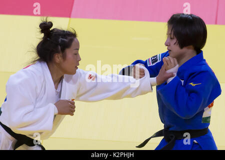 Budapest, Ungarn. 30 Aug, 2017. Goldmedaillenträger Sumiya Dorjsuren (L) der Mongolei konkurriert mit Tsukasa Yoshida von Japan während-57 der Frauen kg Finale bei den 2017 Suzuki World Judo Meisterschaften in Budapest, Ungarn, am 12.08.30., 2017. Credit: Attila Volgyi/Xinhua/Alamy leben Nachrichten Stockfoto