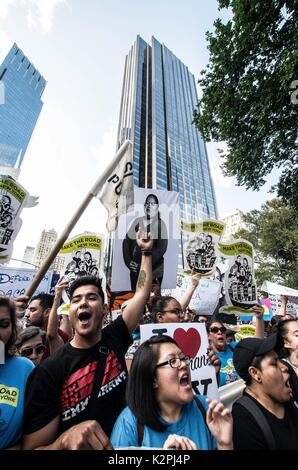 New York City, New York, USA. 30 Aug, 2017. Demonstranten gegen Angriffe von Trumpf auf der DACA handeln vor der Trump International Hotel & Tower. Aufgrund der Überprüfung der DACA Act (LATENTE AKTION FÜR DIE KINDHEIT ANKÜNFTE) durch die Trumpf-Verwaltung, sowie der Erwartung von der Einstellung des Programms, 1.500 New Yorker versammelten sich in der Trump International Hotel and Tower ihre Unterstützung für das Gesetz zu demonstrieren. Die DACA Act bietet Schutz gegen Abschiebung von undokumentierten Jugendlichen unter 31 Jahren, solange sie bestimmte Voraussetzungen erfüllen. Stockfoto