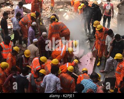 Mumbai, Indien. 31 Aug, 2017. Retter Arbeiten auf dem Gelände der Einsturz eines Wohnhauses in Mumbai, Indien, 31. August 2017. Mindestens drei Menschen getötet wurden nach fünf - storyed Wohngebäude in der indischen Hauptstadt Mumbai am Donnerstag zusammengebrochen, teilte die Polizei mit. Credit: Bi Xiaoyang/Xinhua/Alamy leben Nachrichten Stockfoto