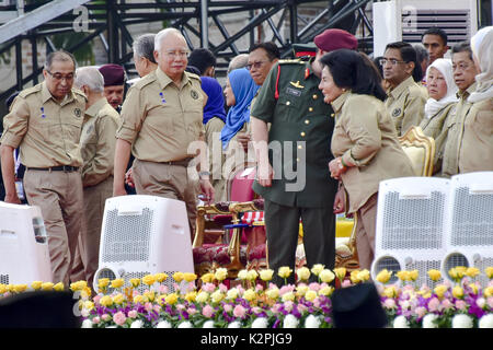 Kuala Lumpur, Malaysia. 31 Aug, 2017. Malaysia's König Mohammed V (2. R) und Rosmah Mansor (R) die Frau des malaysischen Premierminister Najib Razak sprechen Sie während der 60. nationalen Tag feiern im Independence Square in Kuala Lumpur am 31. August 2017 Credit: Chris Jung/ZUMA Draht/Alamy leben Nachrichten Stockfoto