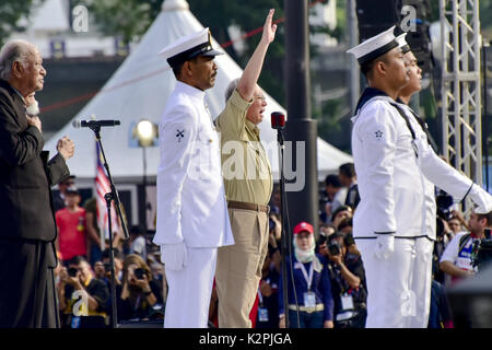 Kuala Lumpur, Malaysia. 31 Aug, 2017. Premierminister von Malaysia Najib Razak shouts Proklamation der Unabhängigkeit während des 60. Nationalen Tag feiern im Merdeka Square in Kuala Lumpur, Malaysia, am 31. August 2017 Credit: Chris Jung/ZUMA Draht/Alamy leben Nachrichten Stockfoto