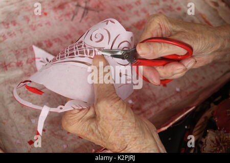 (170831) - yantai, Aug 31, 2017 (Xinhua) - Lin Guimao, 103, macht papercuttings in Yantai, Provinz Shandong, China, August 30, 2017. Lin gelernt papercutting Fähigkeiten als Kind, und jetzt immer noch gerne das Hobby. (Xinhua / Shen Jizhong) (Ry) Stockfoto