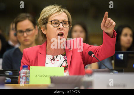 Brüssel, Bxl, Belgien. 31 Aug, 2017. Jadwiga Wisniewska Mitglied des Europäischen Parlaments (MDEP) während der Debatte über die Rechtsstaatlichkeit in Polen an der Ausschuss des Europäischen Parlaments für Bürgerliche Freiheiten, Justiz und Inneres in Brüssel, Belgien, am 31.08.2017 von Wiktor Dabkowski Credit: Wiktor Dabkowski/ZUMA Draht/Alamy leben Nachrichten Stockfoto