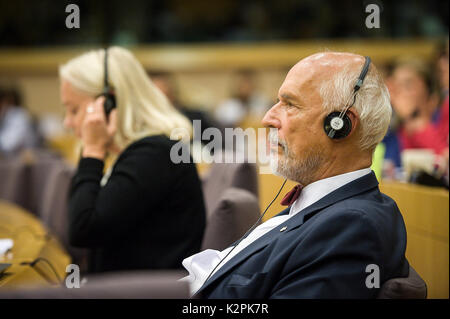Brüssel, Bxl, Belgien. 31 Aug, 2017. Janusz Korwin Mikke Mitglied des Europäischen Parlaments (MDEP) während der Debatte über die Rechtsstaatlichkeit in Polen an der Ausschuss des Europäischen Parlaments für Bürgerliche Freiheiten, Justiz und Inneres in Brüssel, Belgien, am 31.08.2017 von Wiktor Dabkowski Credit: Wiktor Dabkowski/ZUMA Draht/Alamy leben Nachrichten Stockfoto