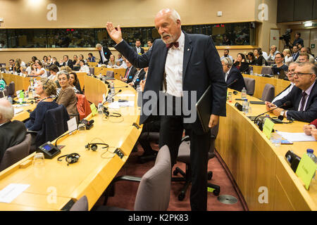 Brüssel, Bxl, Belgien. 31 Aug, 2017. Janusz Korwin Mikke Mitglied des Europäischen Parlaments (MDEP) während der Debatte über die Rechtsstaatlichkeit in Polen an der Ausschuss des Europäischen Parlaments für Bürgerliche Freiheiten, Justiz und Inneres in Brüssel, Belgien, am 31.08.2017 von Wiktor Dabkowski Credit: Wiktor Dabkowski/ZUMA Draht/Alamy leben Nachrichten Stockfoto