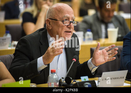 Brüssel, Bxl, Belgien. 31 Aug, 2017. Josef Weidenholzer Mitglied des Europäischen Parlaments (MDEP) während der Debatte über die Rechtsstaatlichkeit in Polen an der Ausschuss des Europäischen Parlaments für Bürgerliche Freiheiten, Justiz und Inneres in Brüssel, Belgien, am 31.08.2017 von Wiktor Dabkowski Credit: Wiktor Dabkowski/ZUMA Draht/Alamy leben Nachrichten Stockfoto