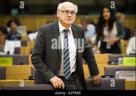 Brüssel, Bxl, Belgien. 31 Aug, 2017. Zdzislaw Krasnodebski Mitglied des Europäischen Parlaments (MDEP) während der Debatte über die Rechtsstaatlichkeit in Polen an der Ausschuss des Europäischen Parlaments für Bürgerliche Freiheiten, Justiz und Inneres in Brüssel, Belgien, am 31.08.2017 von Wiktor Dabkowski Credit: Wiktor Dabkowski/ZUMA Draht/Alamy leben Nachrichten Stockfoto