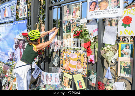 London, Großbritannien. 31 Aug, 2017. Eine große Masse von Diana wellwishers und Medien sammeln außerhalb Kensington Palace Gates in London als Tribut an den 20. Jahrestag des Todes von Diana Prinzessin von Wales, die auf tragische Weise in einem tödlichen Autounfall in Paris am 31. August 1997 starb Kreditkarte zu zahlen: Amer ghazzal/Alamy leben Nachrichten Stockfoto