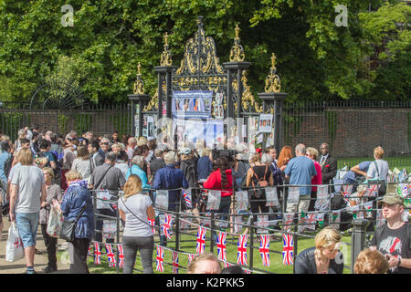 London, Großbritannien. 31 Aug, 2017. Große Menge wellwishers Sammeln außerhalb Kensington Palace Gates in London als Tribut an den 20. Jahrestag des Todes von Diana Prinzessin von Wales, die auf tragische Weise in einem tödlichen Autounfall in Paris am 31. August 1997 starb Kreditkarte zu zahlen: Amer ghazzal/Alamy leben Nachrichten Stockfoto