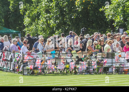 London, Großbritannien. 31 Aug, 2017. Große Menge wellwishers Sammeln außerhalb Kensington Palace Gates in London als Tribut an den 20. Jahrestag des Todes von Diana Prinzessin von Wales, die auf tragische Weise in einem tödlichen Autounfall in Paris am 31. August 1997 starb Kreditkarte zu zahlen: Amer ghazzal/Alamy leben Nachrichten Stockfoto