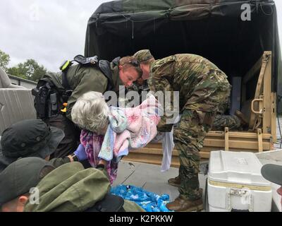 Orange, United States. 30 Aug, 2017. Louisiana Nationalgarde der Louisiana State Police und Florida Fische und Wildtiere mit einem Airboat bei der Evakuierung ältere Bewohner aus einem Pflegeheim in die Folgen des Hurrikans Harvey August 30, 2017 in Orange, Texas. Credit: Planetpix/Alamy leben Nachrichten Stockfoto