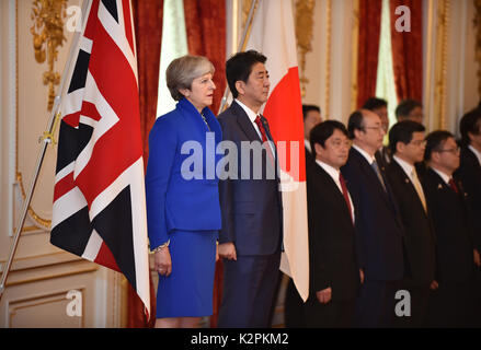 Tokio. 31 Aug, 2017. Der japanische Ministerpräsident Shinzo Abe (2. L) begrüßt den Besuch des britischen Premierministers Theresa May (1. L) in Tokio, Japan, August 31, 2017. Quelle: Xinhua/Alamy leben Nachrichten Stockfoto