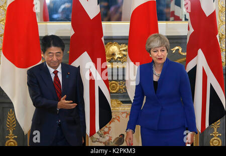 Tokio. 31 Aug, 2017. Der japanische Ministerpräsident Shinzo Abe (L) begrüßt den Besuch des britischen Premierministers Theresa May in Tokio, Japan, August 31, 2017. Quelle: Xinhua/Alamy leben Nachrichten Stockfoto