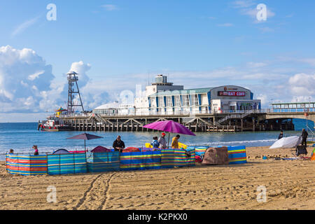 Bournemouth, Dorset, Großbritannien. 31 Aug, 2017. UK Wetter: herrlich warmen sonnigen Tag am Strand von Bournemouth - Besucher es früh, um einen guten Platz zu ergattern das Bournemouth Air Festival ab heute zu sehen. Credit: Carolyn Jenkins/Alamy leben Nachrichten Stockfoto