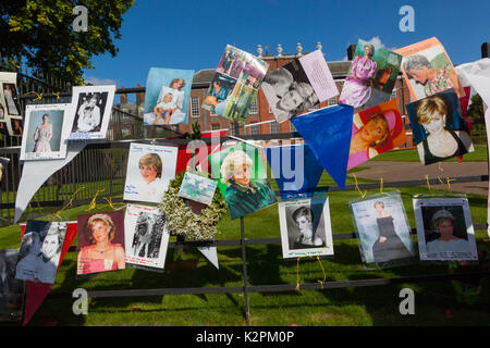 London, Großbritannien. 31 Aug, 2017. Diana, 20-Jähriges Jubiläum: Kensington Palace, London, Großbritannien. 31 Aug, 2017. Hunderte von Laien floral Tribute außerhalb der Kensington Palace, den 20. Jahrestag des Todes von Diana zu markieren. Quelle: Steve Parkins/Alamy leben Nachrichten Stockfoto
