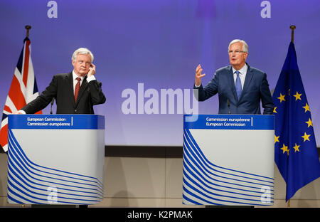 Brüssel, Belgien. 31 Aug, 2017. Britische Brexit Sekretär David Davis (L) und der Europäischen Union (EU) der Verhandlungsführer Michel Barnier eine gemeinsame Pressekonferenz in Brüssel, Belgien, 31. Aug 2017. Keine entscheidenden Fortschritte in der dritten Runde der Brexit Gespräche erreicht wurde, EU-chefunterhändler Michel Barnier hier Donnerstag, Warnung, dass die Rede vom Europäischen Parlament sollte nicht unterschätzt werden. Credit: Ihr Pingfan/Xinhua/Alamy leben Nachrichten Stockfoto