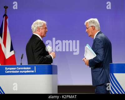 Brüssel, Belgien. 31 Aug, 2017. Britische Brexit Sekretär David Davis (L) und der Europäischen Union (EU) der Verhandlungsführer Michel Barnier eine gemeinsame Pressekonferenz in Brüssel, Belgien, 31. Aug 2017. Keine entscheidenden Fortschritte in der dritten Runde der Brexit Gespräche erreicht wurde, EU-chefunterhändler Michel Barnier hier Donnerstag, Warnung, dass die Rede vom Europäischen Parlament sollte nicht unterschätzt werden. Credit: Ihr Pingfan/Xinhua/Alamy leben Nachrichten Stockfoto