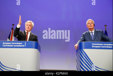 Brüssel, Belgien. 31 Aug, 2017. Britische Brexit Sekretär David Davis (L) und der Europäischen Union (EU) der Verhandlungsführer Michel Barnier eine gemeinsame Pressekonferenz in Brüssel, Belgien, 31. Aug 2017. Keine entscheidenden Fortschritte in der dritten Runde der Brexit Gespräche erreicht wurde, EU-chefunterhändler Michel Barnier hier Donnerstag, Warnung, dass die Rede vom Europäischen Parlament sollte nicht unterschätzt werden. Credit: Ihr Pingfan/Xinhua/Alamy leben Nachrichten Stockfoto