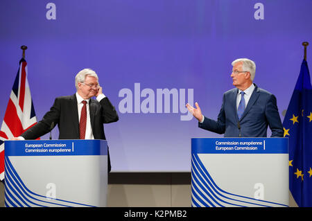 Brüssel, Belgien. 31 Aug, 2017. Britische Brexit Sekretär David Davis (L) und der Europäischen Union (EU) der Verhandlungsführer Michel Barnier eine gemeinsame Pressekonferenz in Brüssel, Belgien, 31. Aug 2017. Keine entscheidenden Fortschritte in der dritten Runde der Brexit Gespräche erreicht wurde, EU-chefunterhändler Michel Barnier hier Donnerstag, Warnung, dass die Rede vom Europäischen Parlament sollte nicht unterschätzt werden. Credit: Ihr Pingfan/Xinhua/Alamy leben Nachrichten Stockfoto