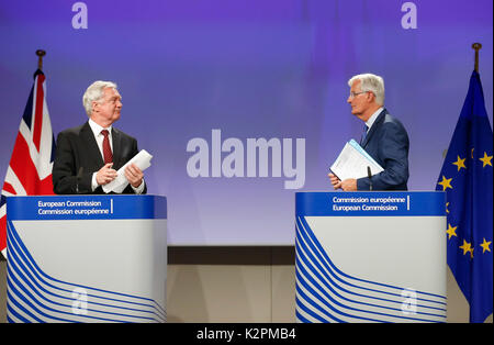 Brüssel, Belgien. 31 Aug, 2017. Britische Brexit Sekretär David Davis (L) und der Europäischen Union (EU) der Verhandlungsführer Michel Barnier eine gemeinsame Pressekonferenz in Brüssel, Belgien, 31. Aug 2017. Keine entscheidenden Fortschritte in der dritten Runde der Brexit Gespräche erreicht wurde, EU-chefunterhändler Michel Barnier hier Donnerstag, Warnung, dass die Rede vom Europäischen Parlament sollte nicht unterschätzt werden. Credit: Ihr Pingfan/Xinhua/Alamy leben Nachrichten Stockfoto