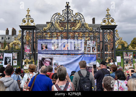 London, Großbritannien. 31. August 2017. Wellwishers und Royal Fans versammeln sich vor den Toren des Kensington Palace floral Tribute am 20. Jahrestag des Todes von Prinzessin Diana zu verlassen. Credit: Stephen Chung/Alamy leben Nachrichten Stockfoto