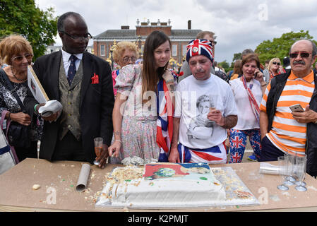 London, Großbritannien. 31. August 2017. Royal Lüfter vorhanden einem hausgemachten Kuchen, wie die Öffentlichkeit sammelt vor den Toren des Kensington Palace floral Tribute am 20. Jahrestag des Todes von Prinzessin Diana zu verlassen. Credit: Stephen Chung/Alamy leben Nachrichten Stockfoto