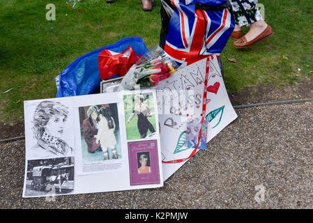 London, Großbritannien. 31. August 2017. Wellwishers und Royal Fans versammeln sich vor den Toren des Kensington Palace floral Tribute am 20. Jahrestag des Todes von Prinzessin Diana zu verlassen. Credit: Stephen Chung/Alamy leben Nachrichten Stockfoto