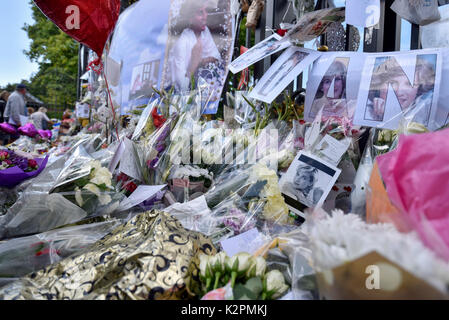 London, Großbritannien. 31. August 2017. Wellwishers und Royal Fans versammeln sich vor den Toren des Kensington Palace floral Tribute am 20. Jahrestag des Todes von Prinzessin Diana zu verlassen. Credit: Stephen Chung/Alamy leben Nachrichten Stockfoto