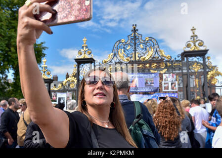 London, Großbritannien. 31. August 2017. Ein Besucher nimmt eine selfie als wellwishers und Royal Fans versammeln sich vor den Toren des Kensington Palace floral Tribute am 20. Jahrestag des Todes von Prinzessin Diana zu verlassen. Credit: Stephen Chung/Alamy leben Nachrichten Stockfoto