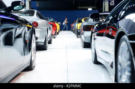 Brüssel, Belgien. 31 Aug, 2017. Ein Besucher Spaziergänge Vergangenheit Ferrari während eines Ferrari Auto Show in Brüssel, Belgien, 31. Aug 2017. Credit: Ihr Pingfan/Xinhua/Alamy leben Nachrichten Stockfoto
