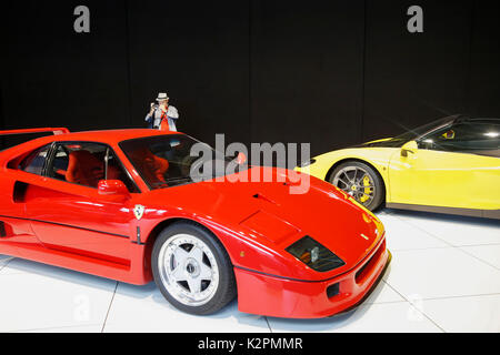Brüssel, Belgien. 31 Aug, 2017. Ein Besucher nehmen Sie Fotos für ein Auto während eines Ferrari Auto Show in Brüssel, Belgien, 31. Aug 2017. Credit: Ihr Pingfan/Xinhua/Alamy leben Nachrichten Stockfoto