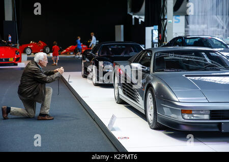 Brüssel, Belgien. 31 Aug, 2017. Ein Besucher nehmen Sie Fotos für ein Auto während eines Ferrari Auto Show in Brüssel, Belgien, 31. Aug 2017. Credit: Ihr Pingfan/Xinhua/Alamy leben Nachrichten Stockfoto