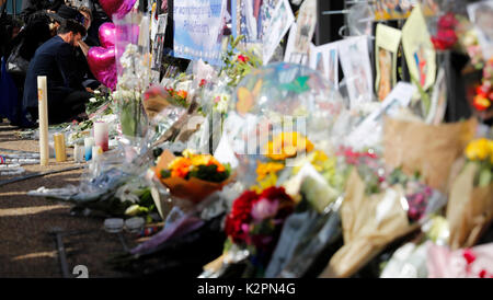 London, Großbritannien. 31 Aug, 2017. Laien Blumen und Karten am Tor der Kensington Palace am 20. Jahrestag des Todes von Prinzessin Diana in London, Großbritannien am 12.08.31., 2017. Credit: Han Yan/Xinhua/Alamy leben Nachrichten Stockfoto