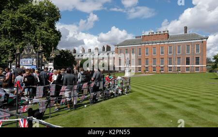 London, Großbritannien. 31 Aug, 2017. Laien Blumen und Karten am Tor der Kensington Palace am 20. Jahrestag des Todes von Prinzessin Diana in London, Großbritannien am 12.08.31., 2017. Credit: Han Yan/Xinhua/Alamy leben Nachrichten Stockfoto