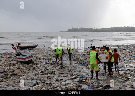 Mumbai, Indien. 31 Aug, 2017. Anhänger tragen Idol des hinduistischen Gottes Ganesha in das Arabische Meer am 7.Tag des Ganesh Utsav Festival am 31. August 2017 in Mumbai, Indien. Credit: Chirag Wakaskar/Alamy leben Nachrichten Stockfoto